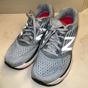 New Balance 860 tennis shoes
